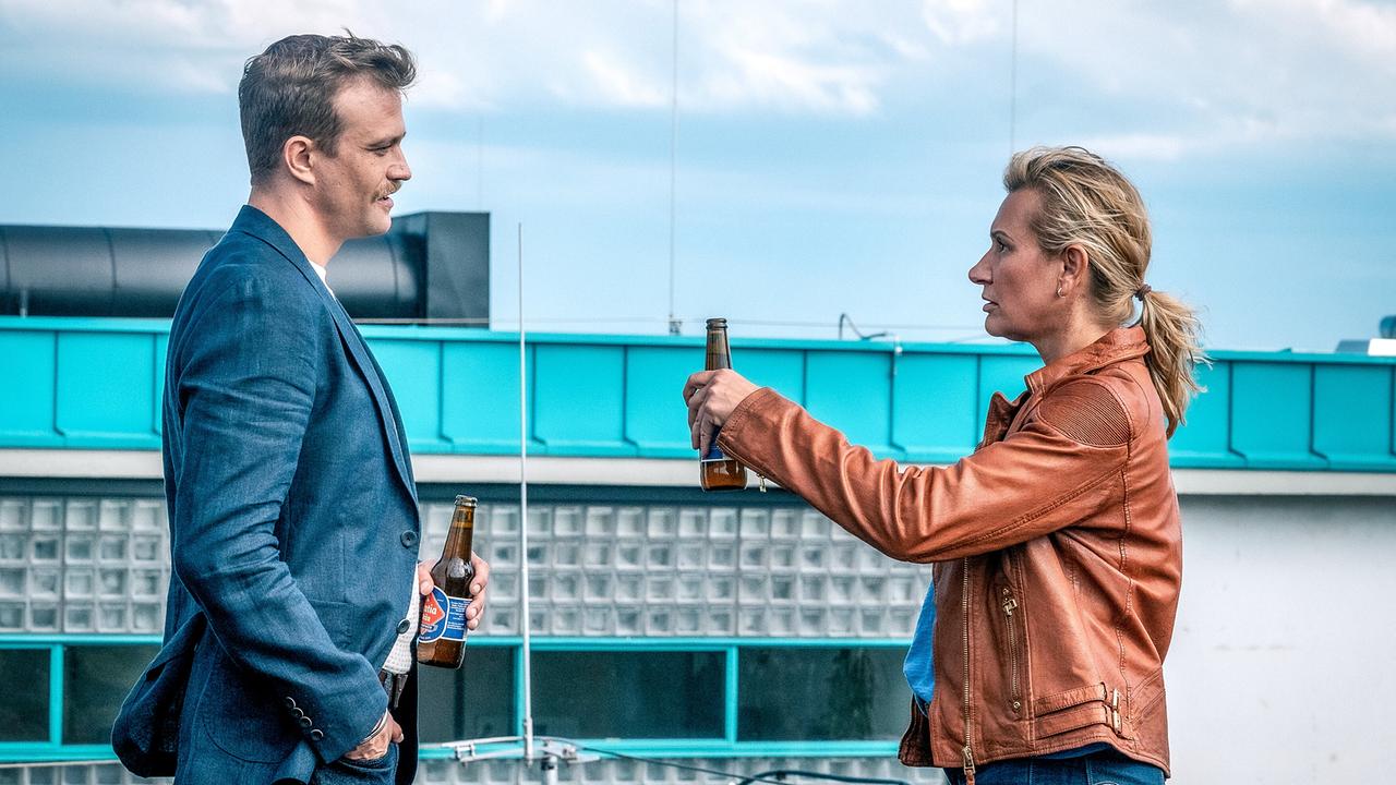 "Soko Linz – Eine To(r)te zum Dessert": Michael Steinocher (Stefan Pichlwanger), Angelika Niedetzky (Biggi Obergschwendter)