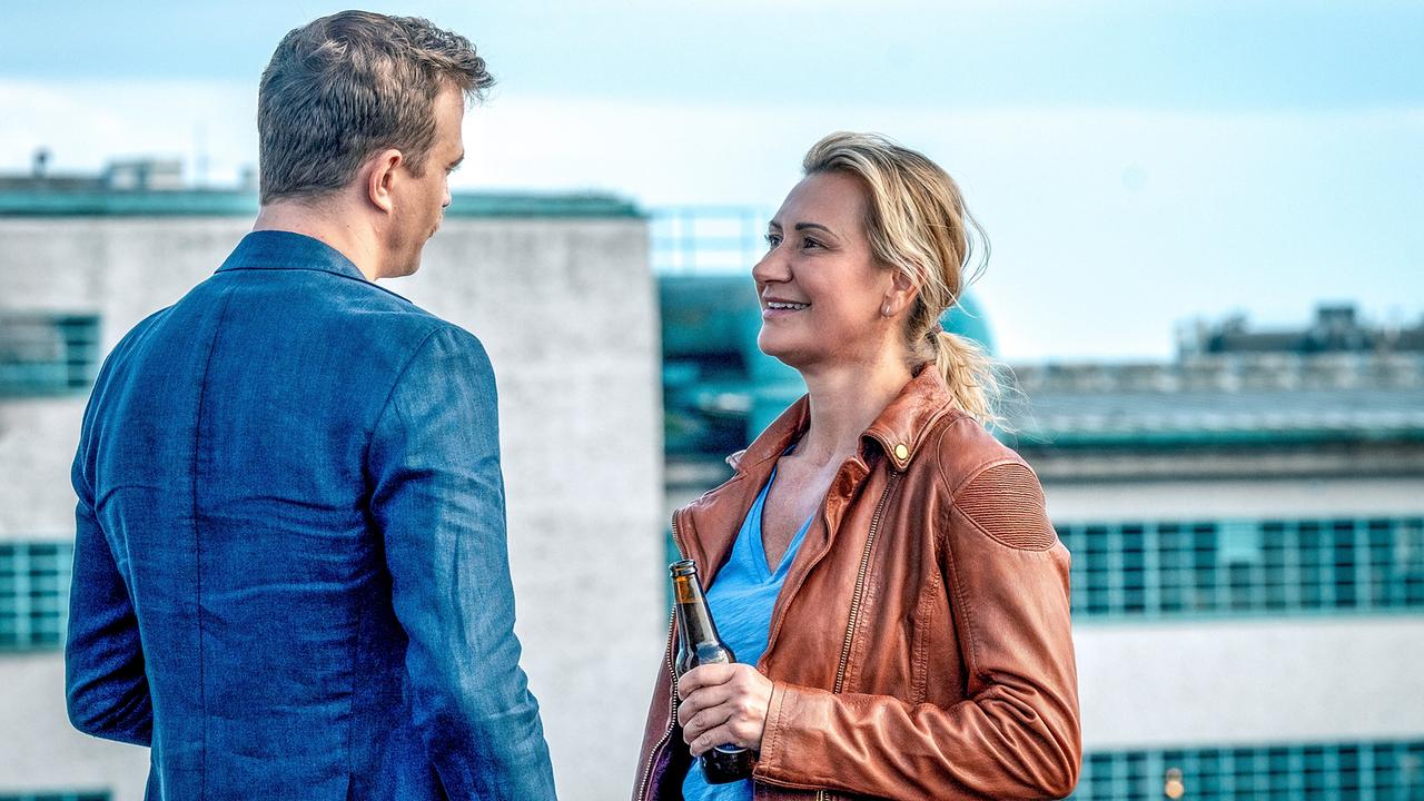 "Soko Linz – Eine To(r)te zum Dessert": Michael Steinocher (Stefan Pichlwanger), Angelika Niedetzky (Biggi Obergschwendter)