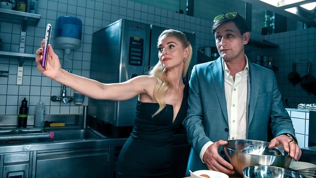 "Soko Linz – Eine To(r)te zum Dessert": Silvia Schneider (Romina Buchner), Lukas Watzl (Hubert Steiner)