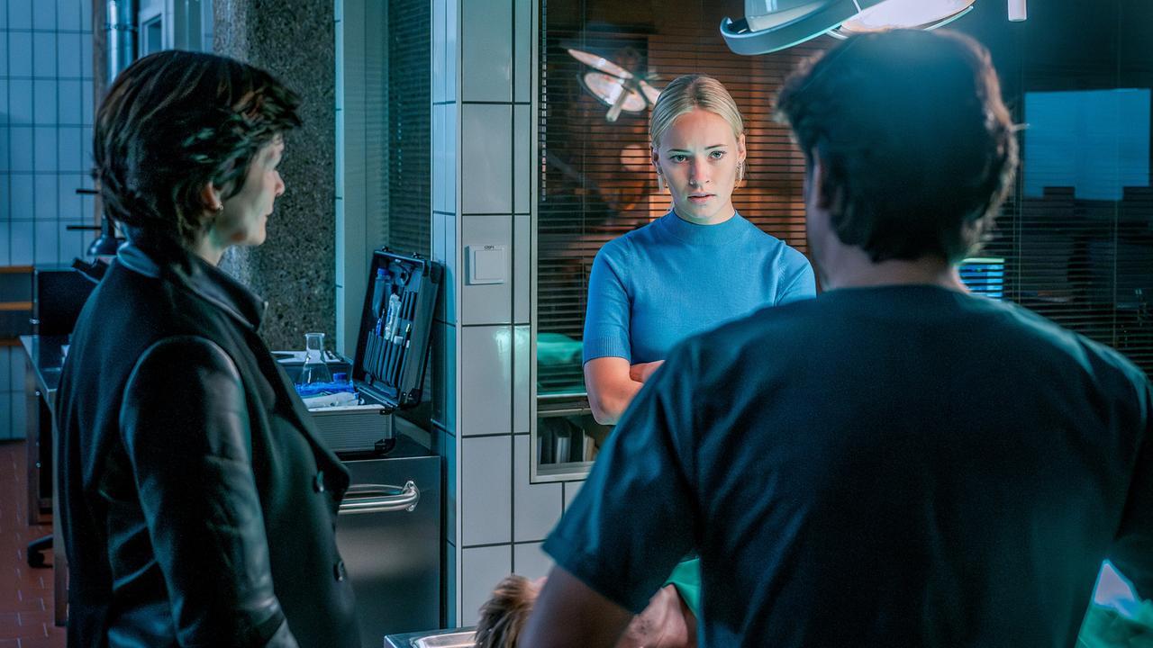 Katharina Stemberger, Valerie Huber und Alexander Pschill stehen vor einer Leiche im Obduktionsraum
