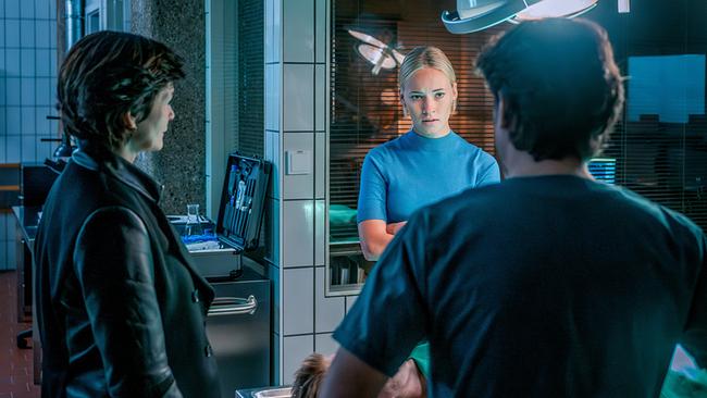 Katharina Stemberger, Valerie Huber und Alexander Pschill stehen vor einer Leiche im Obduktionsraum