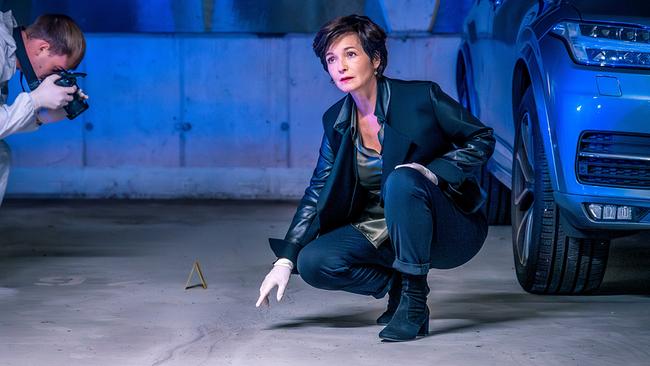 © ORF/Gebhardt Productions/Stefanie Leo Katharina Stemberger zeigt am Tatort in einer der Tiefgarage auf etwas am Boden
