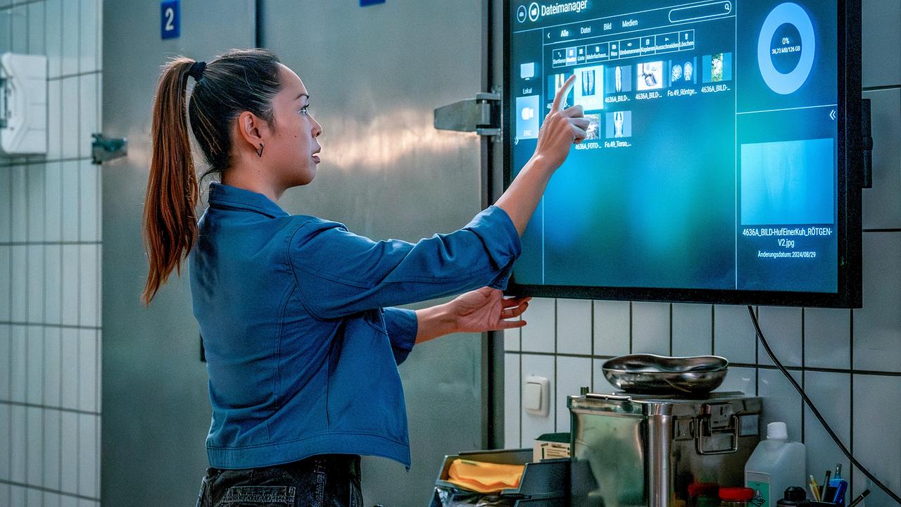 Miriam Hie bedient einen großen Bildschirm mit Röntgenbildern.