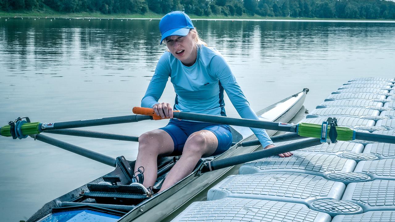 Victoria Hauer sitzt in ihrem Sport-Outfit in einem Ruderboot auf dem Wasser