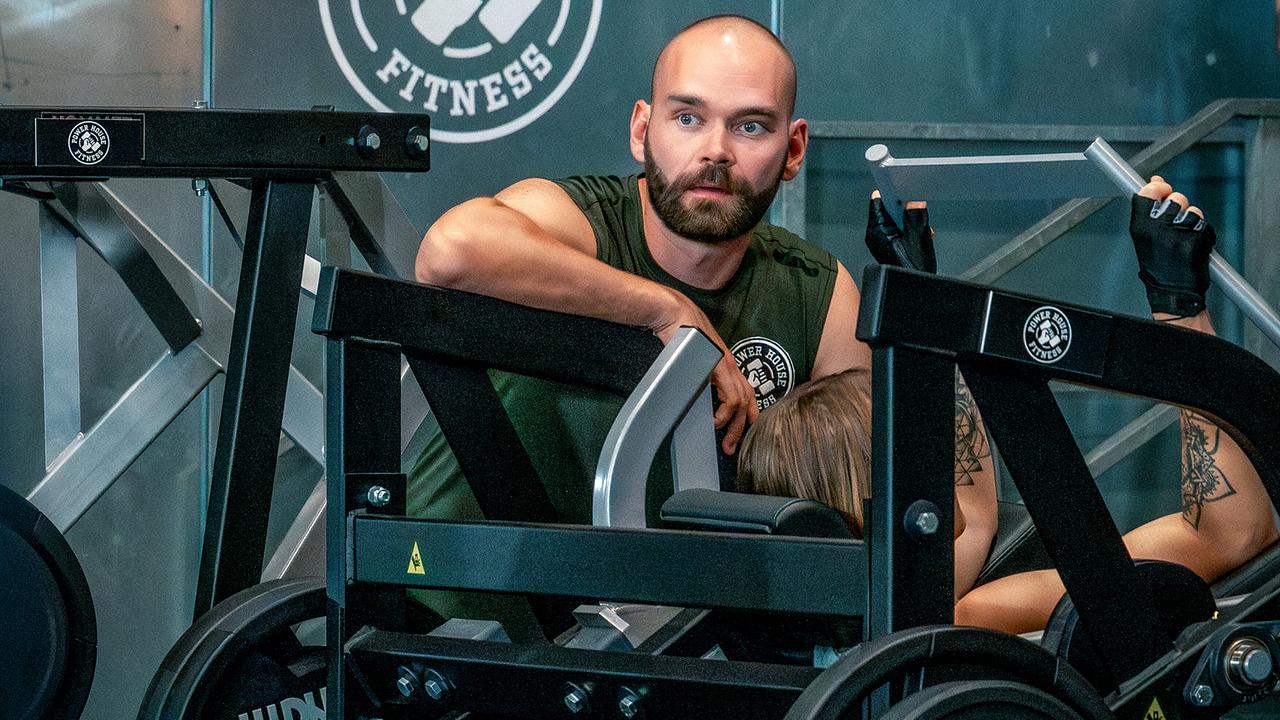 Igor Karbus hinter Fitnessgeräten in einem Studio