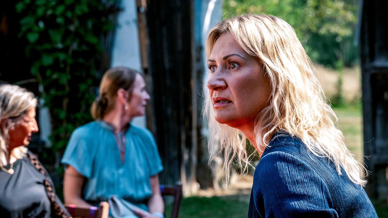 Angelika Niedetzky blickt geschockt in eine Richtung.