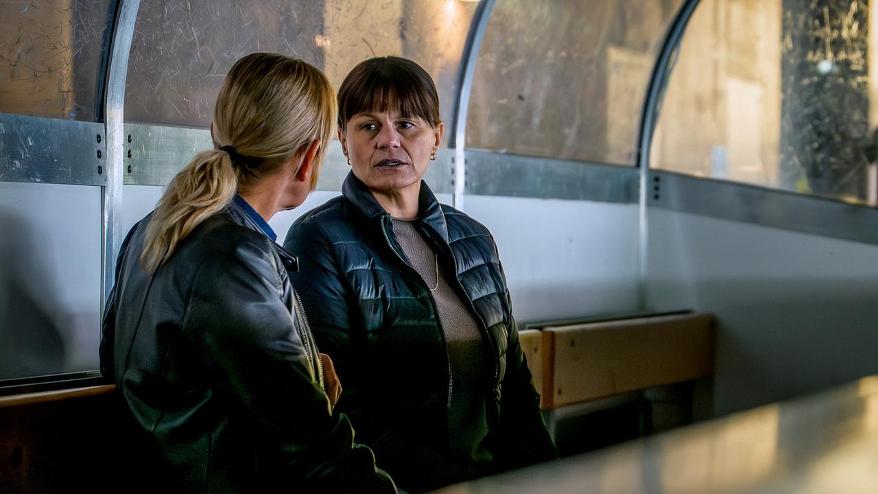© ORF/Gebhardt Productions/Stefanie Leo Biggi Obergschwendter und Linda Pilhammer sitzen abends in einem überdachten Bereich in der Eishalle und führen ein Gespräch.