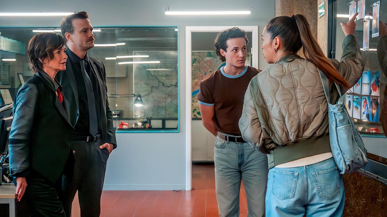 © ORF/Gebhardt Productions/Stefanie Leo Im Polizeibüro betrachten Joe Haizinger, Stefan Pichlwanger, Aleks Malenov und Yara Nejem Fotos an einer Ermittlungswand.