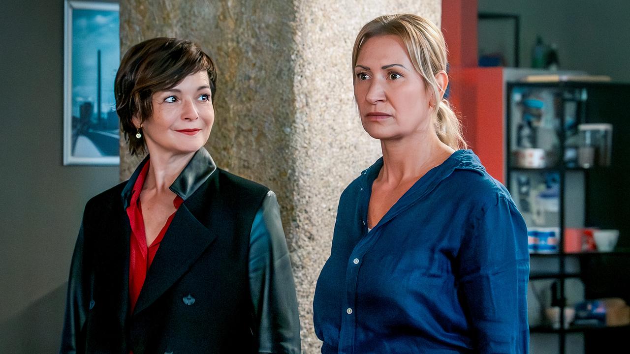 © ORF/Gebhardt Productions/Stefanie Leo Joe Haizinger und Biggi Obergschwendter stehen ernst nebeneinander