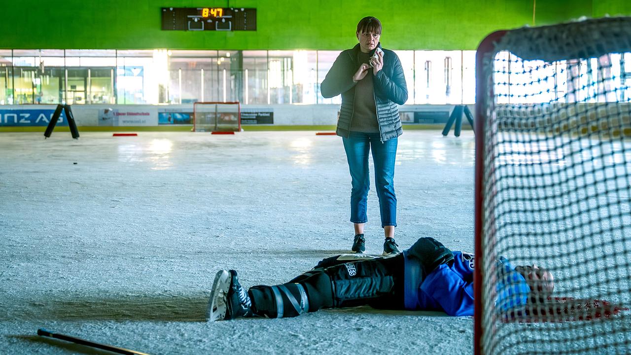 © ORF/Gebhardt Productions/Stefanie Leo Linda Pilhammer entdeckt in einer Eishalle den regungslos am Eis liegenden Eishockeyspieler Karim Vitovic.