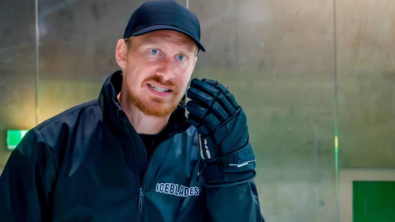 © ORF/Gebhardt Productions/Stefanie Leo Nahaufnahme von Eishockeytrainer Walter Obergschwendter schwarzer Sportjacke, Kappe und Handschuhen in der Eishalle