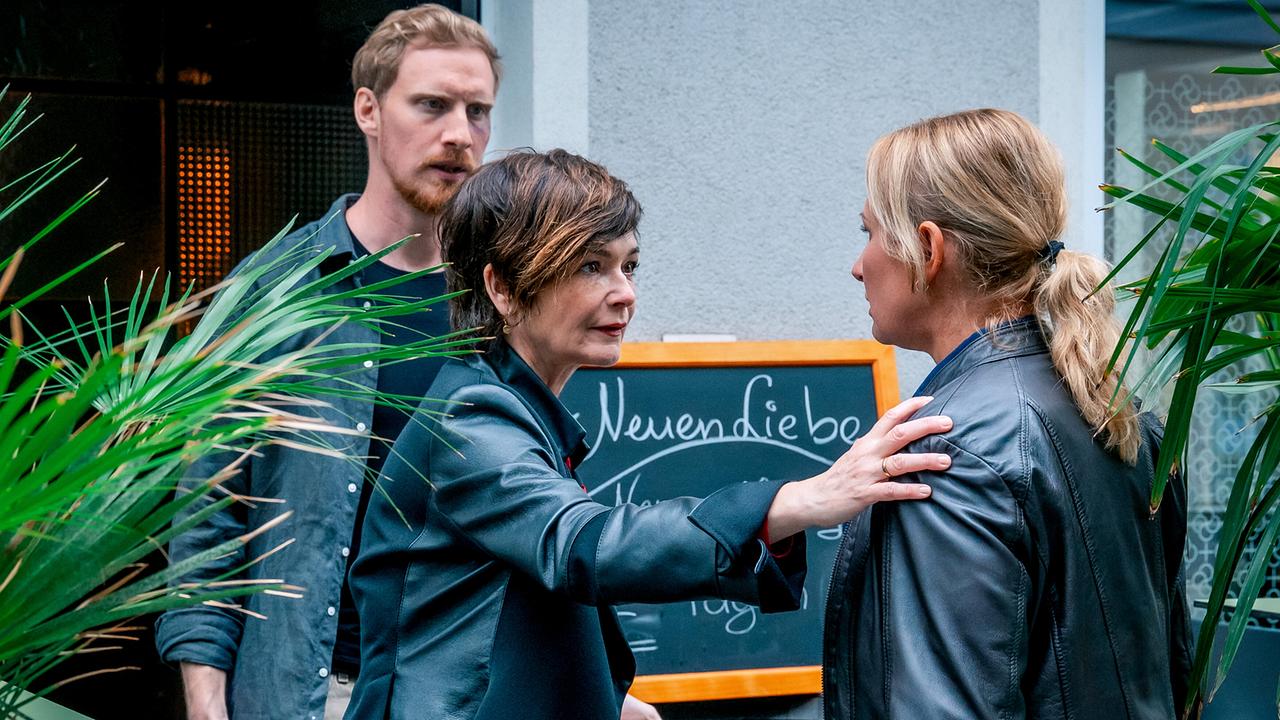 © ORF/Gebhardt Productions/Stefanie Leo Joe Haizinger greift Biggi Obergschwendter an die Schulter, während sie mit Walter Obergschwendter vor einem Lokal stehen.