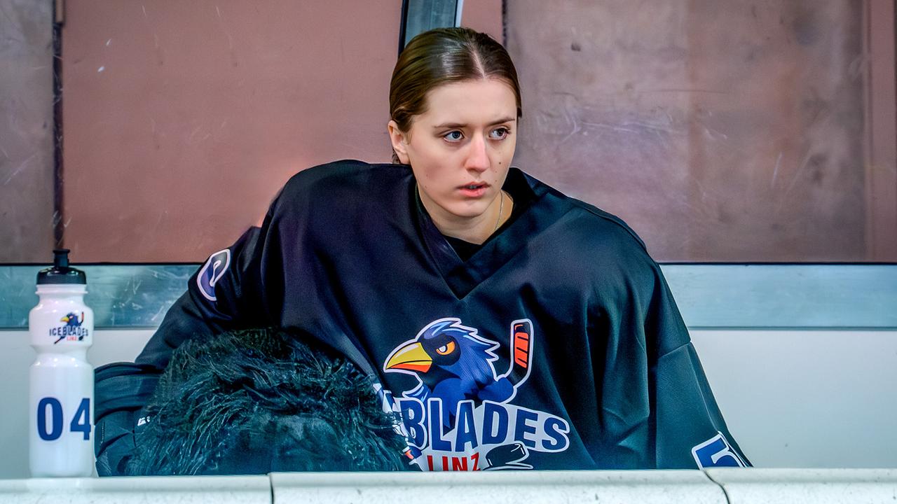 © ORF/Gebhardt Productions/Stefanie Leo Die junge Eishockeyspielerin Nelly Vitovic sitzt auf der Spielerbank neben ihrer Trinkflasche.