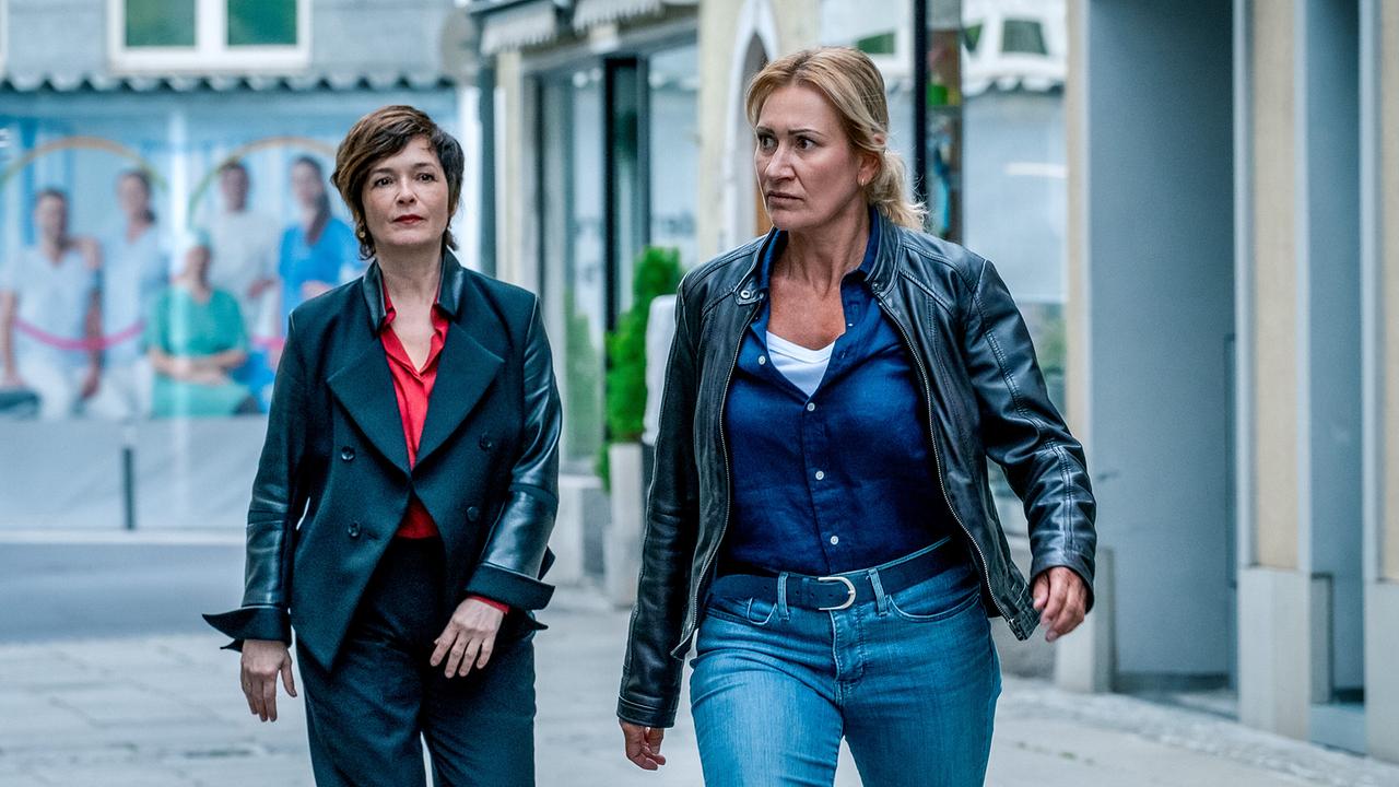 © ORF/Gebhardt Productions/Stefanie Leo Joe Haizinger und Biggi Obergschwendter gehen entschlossen durch eine Fußgängerzone.