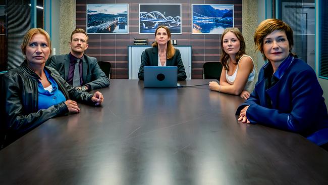 © ORF/Gebhardt Productions/Stefanie Leo Biggi Obergschwendter, Stefan Pichlwanger, Emilia Ertl und Joe Haizinger sitzen an einem Besprechungstisch mit Sarah Lorenzoni vor einem Laptop am Kopf des Tisches. Sie alle schauen auf etwas vorne außerhalb des Bildes.