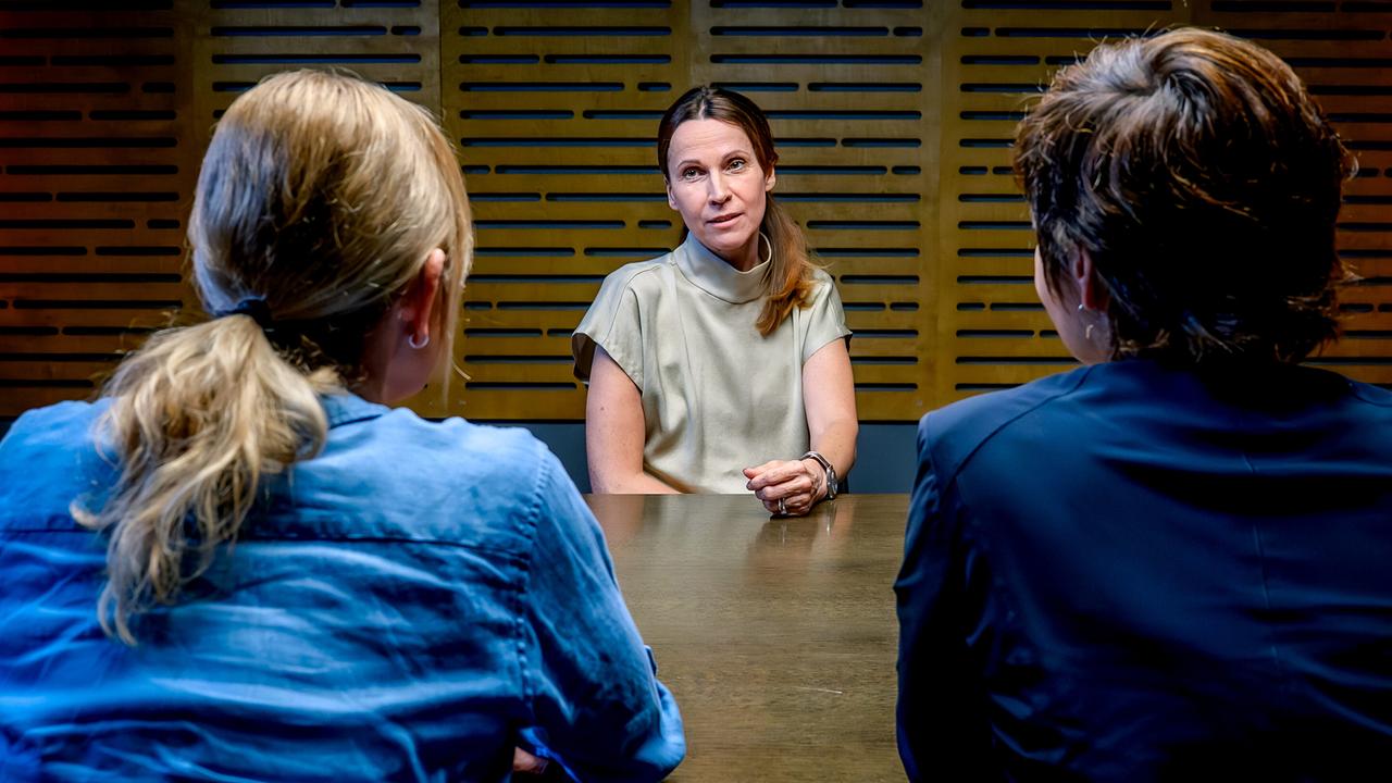 Sarah Lorenzoni wird in einem Vernehmungsraum von Biggi Obergschwendter und Joe Haizinger befragt.