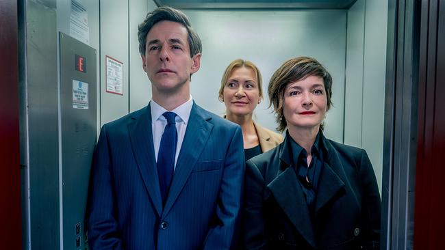 © ORF/Gebhardt Productions/Stefanie Leo Christian Windisch, Biggi Obergschwendter und Joe Haizinger stehen in einem Aufzug.
