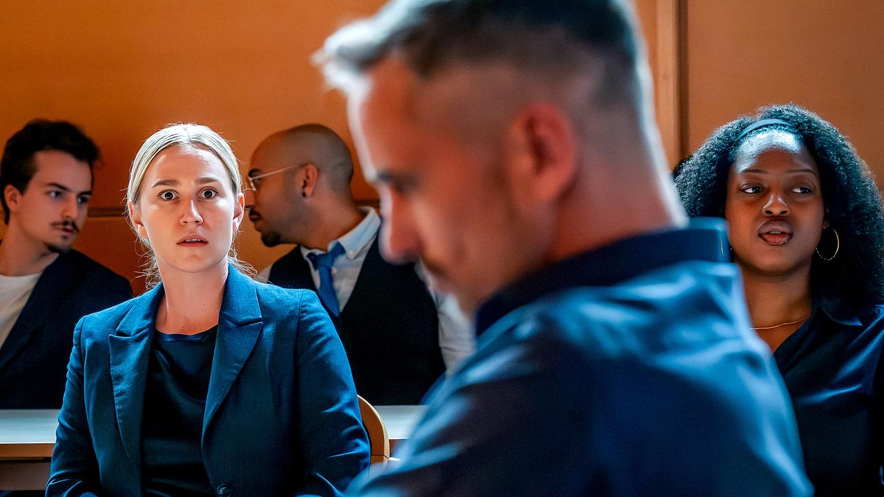 Helene Eibl und weitere Besucherinnen und Besucher verfolgen aufmerksam eine Verhandlung im Gerichtssaal. Marco Schlott ist unscharf im Vordergrund zu sehen.