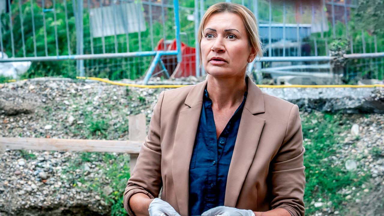 © ORF/Gebhardt Productions/Stefanie Leo Biggi Obergschwendter untersucht mit Handschuhen einen möglichen Beweis am Tatort auf einer Großbaustelle.
