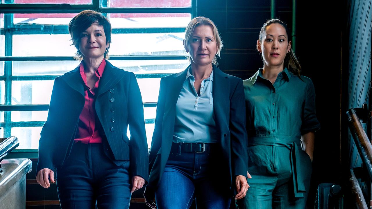 © ORF/Gebhardt Productions/Stefanie Leo Joe Haizinger, Biggi Obergschwendter und Yara Nejem gehen nebeneinander in einem Stiegenhaus.