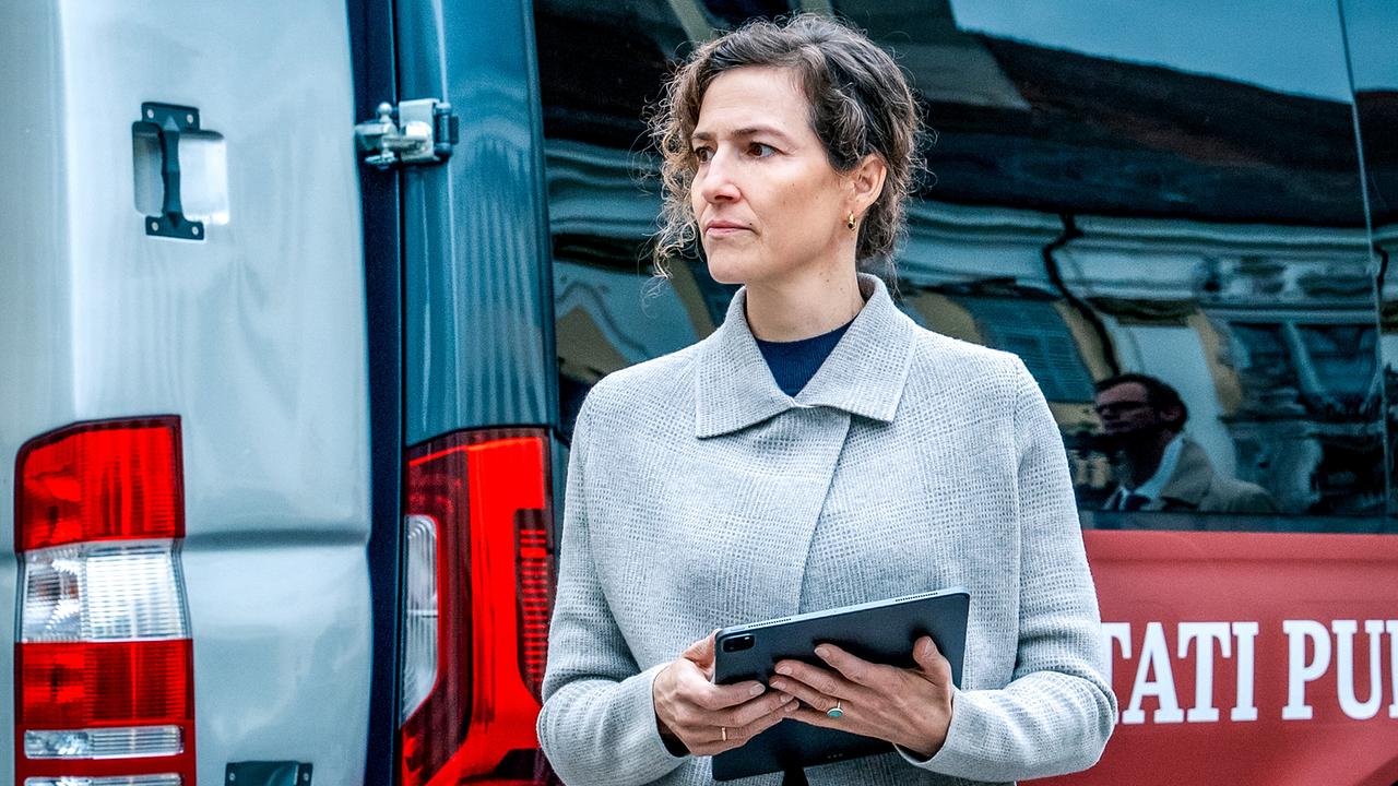 Isolde Überbacher steht mit Tablet vor einem Transporter.