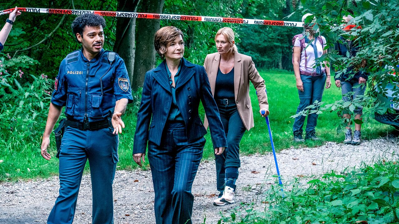 Polizist Kevin Schneeberger führt Joe und Biggi zum abgesperrten Tatort im Grünen.