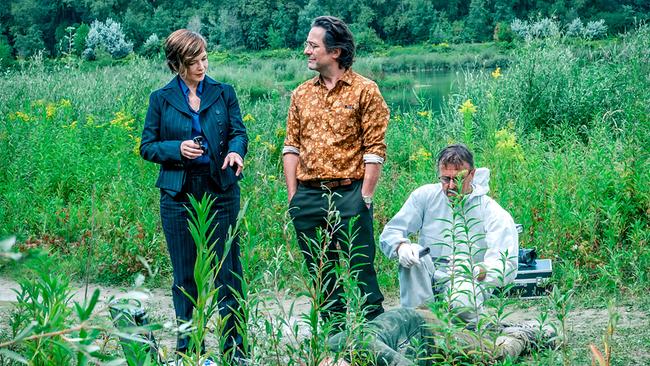 © ORF/Gebhardt Productions/Stefanie Leo An Tatort an einem bewachsenen Ufer untersuchenJoe Haizinger und Dr. Richie Vitek gemeinsam mit dem Forensiker Jakob Zeiler eine Leiche.