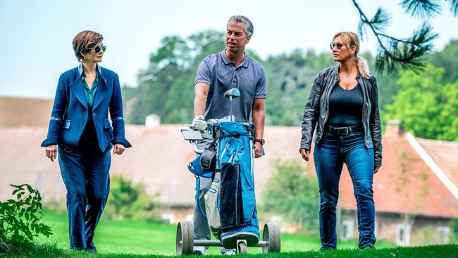 © ORF/Gebhardt Productions/Stefanie Leo Joe Haizinger und (Biggi Obergschwendter begleiten Kurt Schweigauer mit Golftasche über einen Golfplatz.