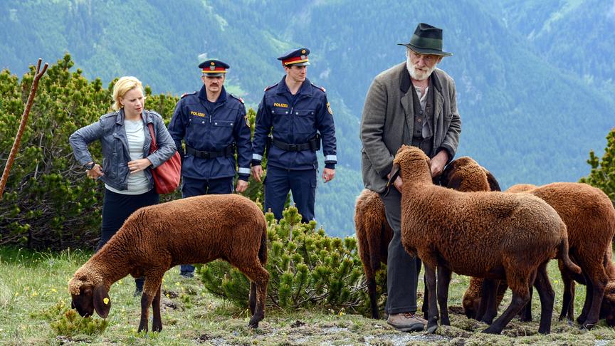 © ORF/AI Film/Andreas Fischer "Sommernachtsmord": Katharina Strasser (Claudia Wegscheider), Roland Silbernagel (Polizist Fritz), Florian Sumerauer (Polizist Franz), Peter Mitterrutzner (Isidor Falkner)