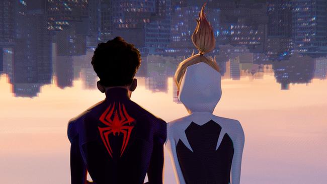 © ORF/Sony Pictures Ein Bursch in Spider-Man-Anzug und eine junge Frau in weiß-schwarzem Anzug betrachten die Skyline einer Großsstadt, da sie kopfüber von der Decke hängen ist die Stadt oben und ihr Pferdeschwanz scheint in die Höhe zu stehen