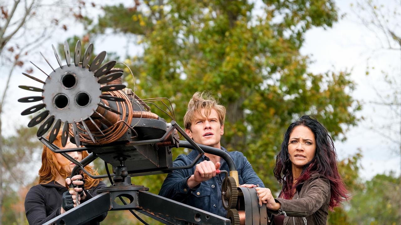 © ORF/PRO7/CBS/Mark Hill Im Bild: Lucas Till (Angus MacGyver), Tristin Mays (Riley Davis).