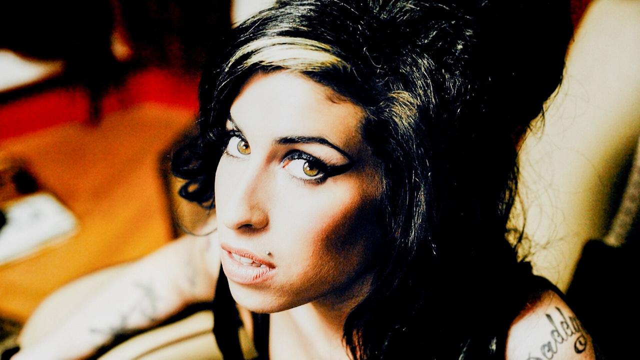 Ein letzter Blues: Auf den frühen Erfolg folgt der private Absturz. Mit 27 stirbt Amy Winehouse an einer Alkoholvergiftung.