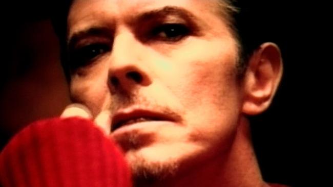 Bowies letztes Album „Blackstar“ klingt wie eine düstere Ahnung. Wenige Tage nach der Veröffentlichung stirbt er an Krebs.