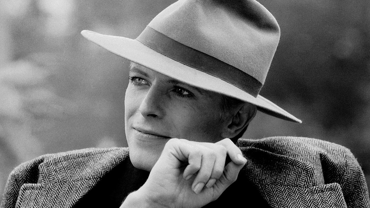 Bedeutender Rockmusiker und Stil-Ikone. In den Siebzigern lebt David Bowie mehrere Jahre in Berlin. In dieser Zeit entsteht auch sein Song „Heroes“.
