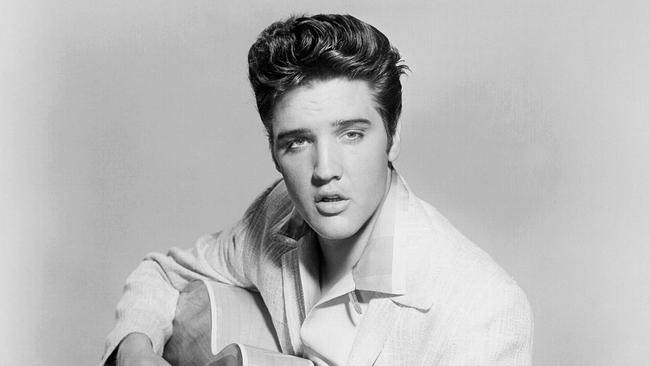 King of Rock’n’Roll: Als Popsänger und Gitarrist schreibt Presley Geschichte. Bis heute gilt er als einer der einflussreichsten Musiker aller Zeiten.