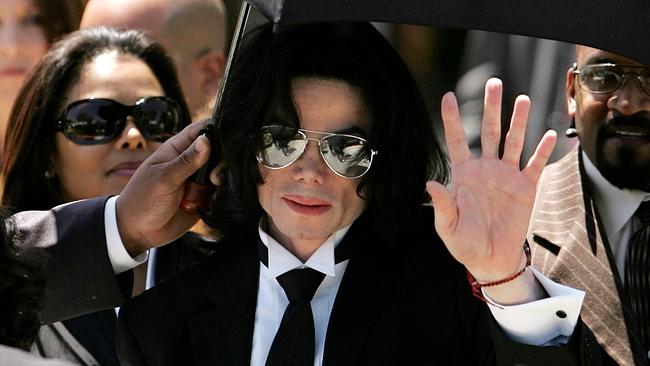 Beschädigtes Image: 1993 wird Michael Jackson erstmals Kindesmissbrauch vorgeworfen. Der Prozess endet mit einem Freispruch.