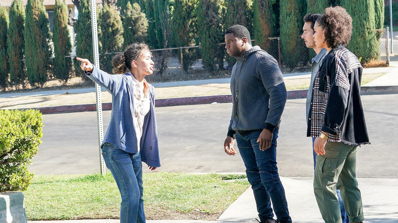 © ORF/Disney/ABC/Christopher Willard Am Gehsteig an der Einfahrt zu einem Vorgarten, eine Frau deutet verzweifelt in die Richtung des Hauses, eine weitere Frau und zwei Männer blicken sie gebannt an