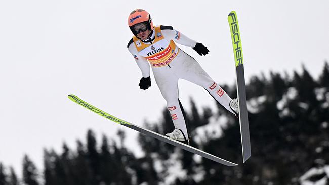 Der Österreicher Stefan Kraft schwebt bei seinem ersten Sprung während einer Trainingseinheit zur Vorbereitung der ersten Etappe der Vierschanzentournee, die Teil des FIS-Skisprung-Weltcups ist, am 28. Dezember in Oberstdorf, Süddeutschland, durch die Luft , 2023.