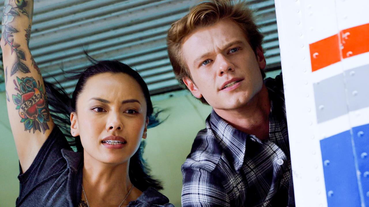 © ORF/PRO7/CBS/Mark Hill Im Bild: Levy Tran (Desi Nguyen), Lucas Till (Angus MacGyver).