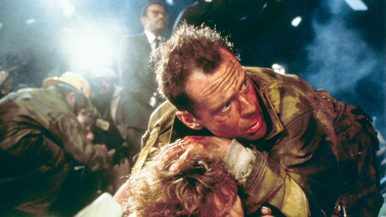 Im Bild: McClane (Bruce Willis) schützt seine Frau Holly (Bonnie Bedelia) vor dem Angriff der Terroristen ..