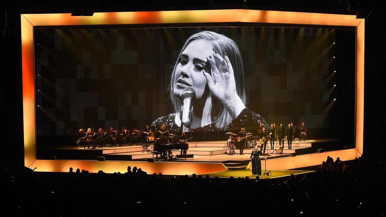 Im Zuge der Veröffentlichung ihres neuen Albums „30“ tritt Superstar Adele mit einem ganzen Orchester auf.