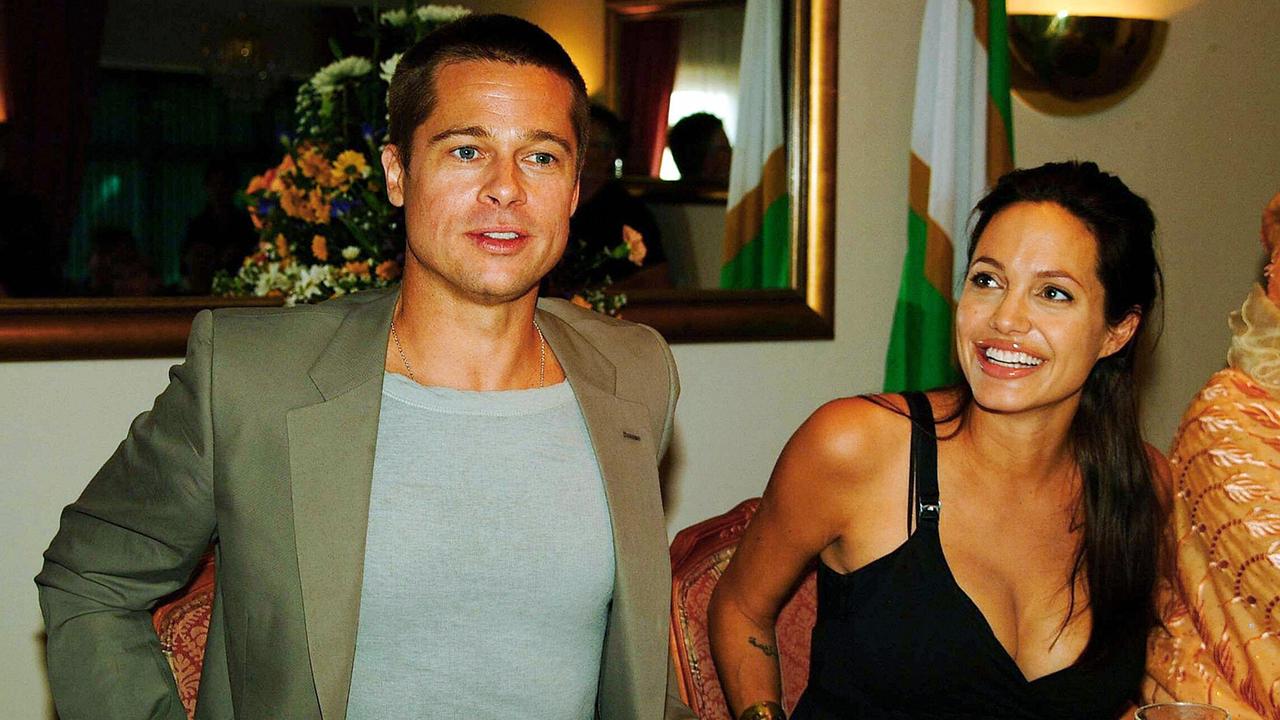 Brad Pitt und Angelina Jolie lernen sich am Filmset von „Mr. und Mrs. Smith kennen“ und verlieben sich.