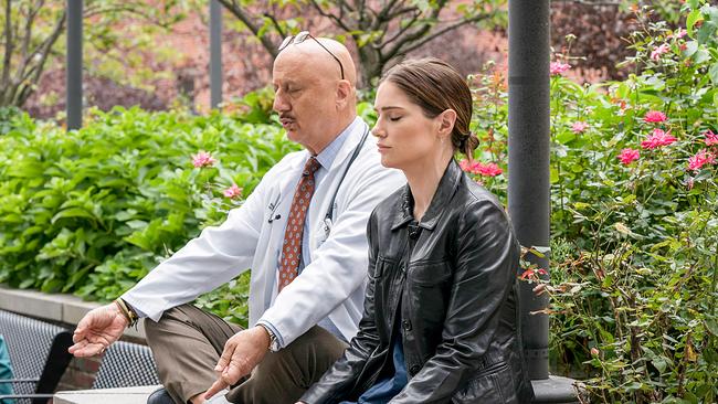 Im Bild: Anupam Kher (Dr. Vijay Kapoor), Janet Montgomery (Dr. Lauren Bloom)