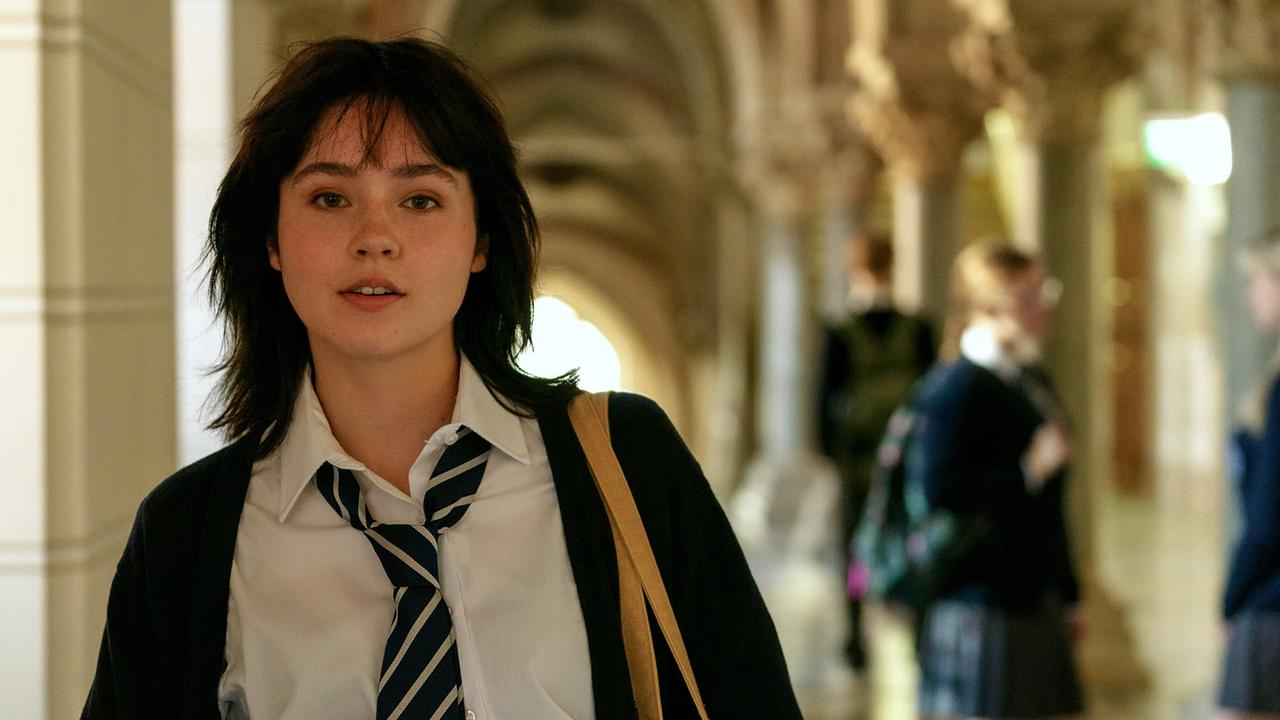 © ORF/MR Film/Petro Domenigg Paulina Hobratschk in Schuluniform mit Krawatte geht durch einen historischen Gebäudegang.