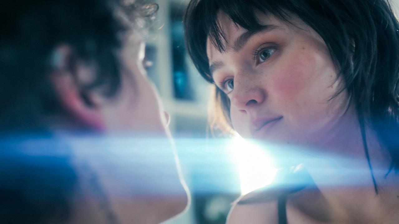 © ORF/MR Film Nahaufnahme von Etienne Halsdorf und Paulina Hobratschk, die sich tief in die Augen blicken.