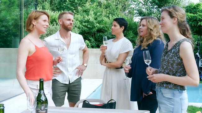 © ORF/MR Film/Petro Domenigg Franziska Weisz, Mads Hjulmand, Jasmin Gerat, Diana Amft und Franziska Hackl unterhalten sich im Freien bei einem Glas Sekt neben einem Pool.