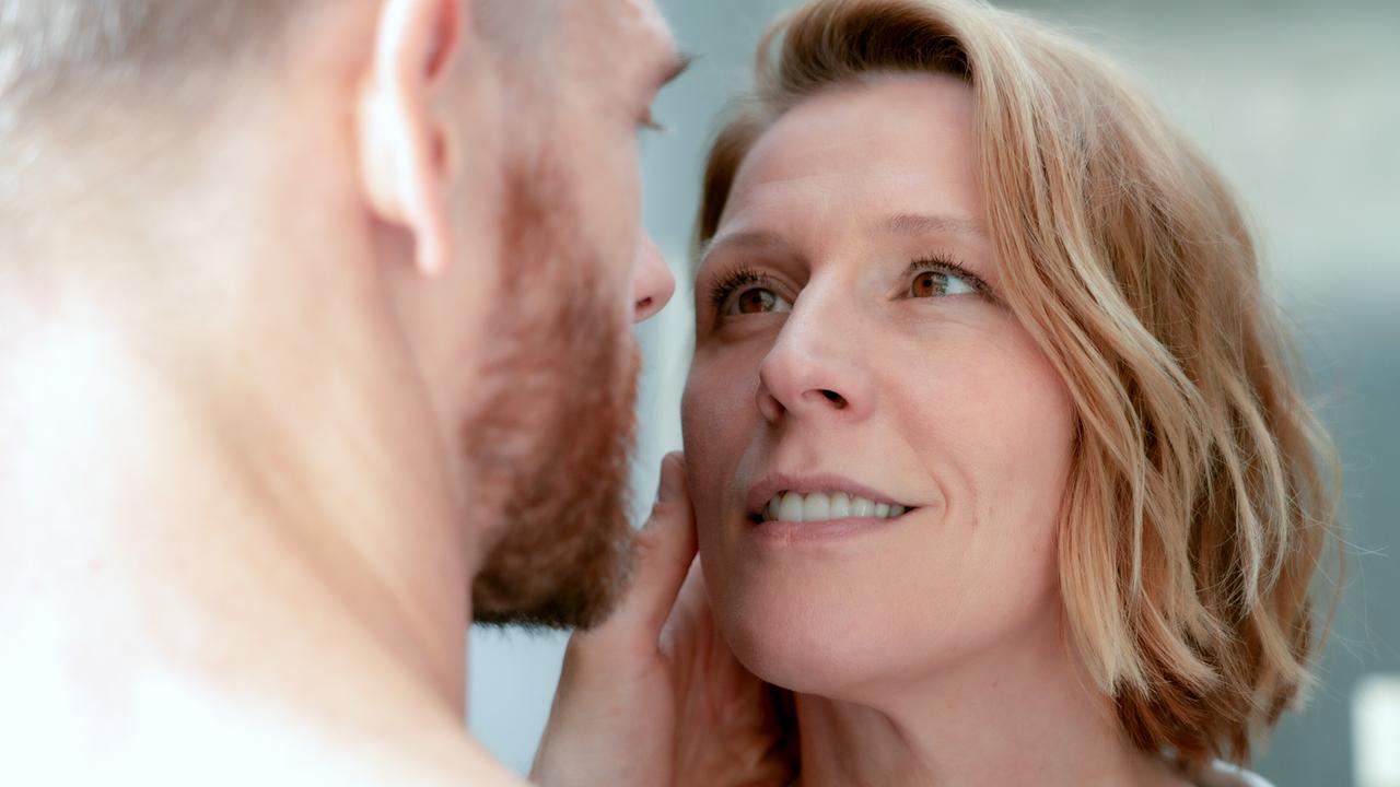 © ORF/MR Film/Petro Domenigg Franziska Weisz blickt lächelnd in das sie fast berührende Gesicht von Mads Hjulmand.