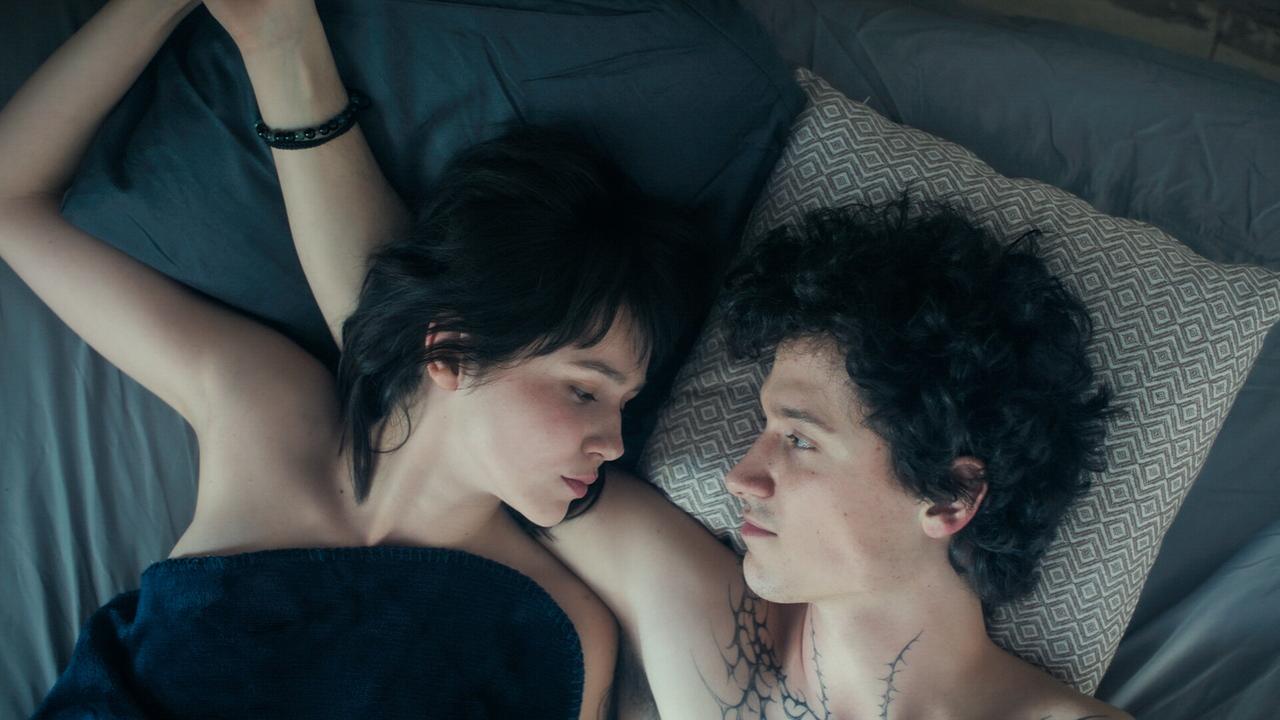 © ORF/MR Film Paulina Hobratschk und der tätowierte Etienne Halsdorf liegen im Bett und berühren sich.