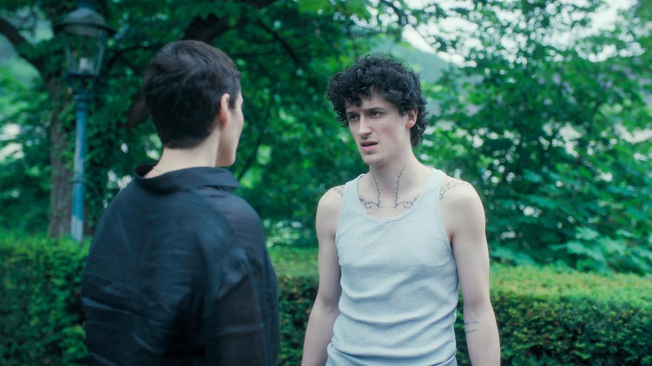 © ORF/MR Film Jasmin Gerat unterhält sich mit Etienne Halsdorf im Grünen.