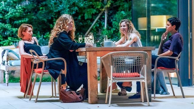 Franziska Weisz, Diana Amft, Franziska Hackl und Jasmin Gerat sitzen abends an einem Tisch im Garten und unterhalten sich bei Getränken.
